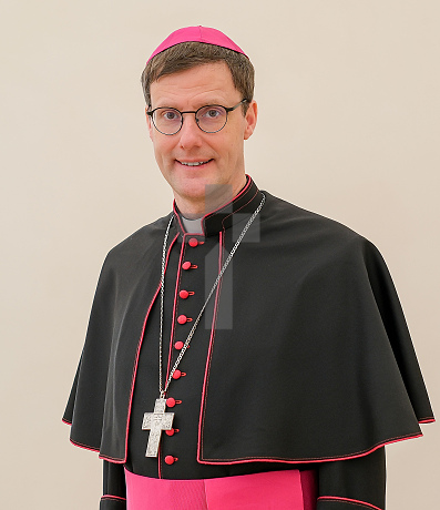 Porträtfoto von Weihbischof Dr. Martin Marahrens, im bischöflichen Ornat mit Brustkreuz und freundlichem Lächeln