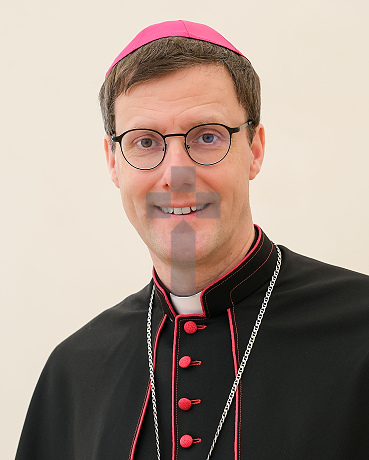 Porträtfoto von Weihbischof Dr. Martin Marahrens, im bischöflichen Ornat, mit freundlichem Lächeln