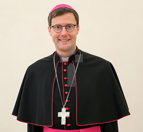 Porträtfoto von Weihbischof Dr. Martin Marahrens, im bischöflichen Ornat mit Brustkreuz und freundlichem Lächeln